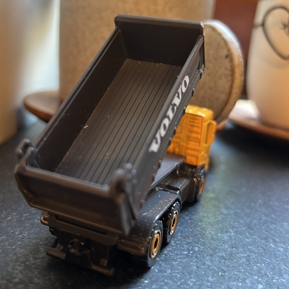 Volvo Dump Truck - Picture 7 of 8